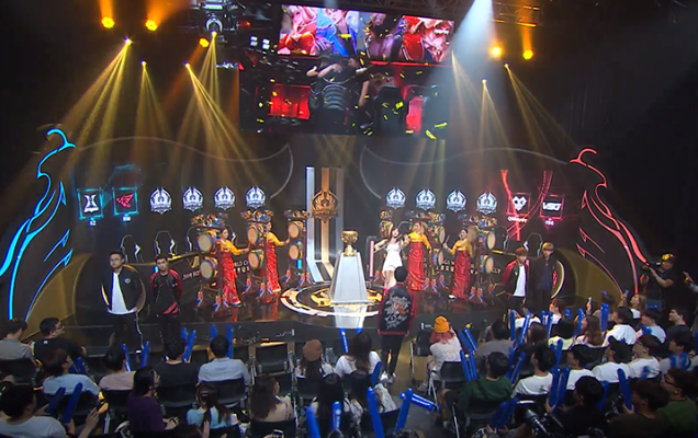 LPL 决赛现场归来画面：银龙杯已经近在咫尺，放手 再试一次