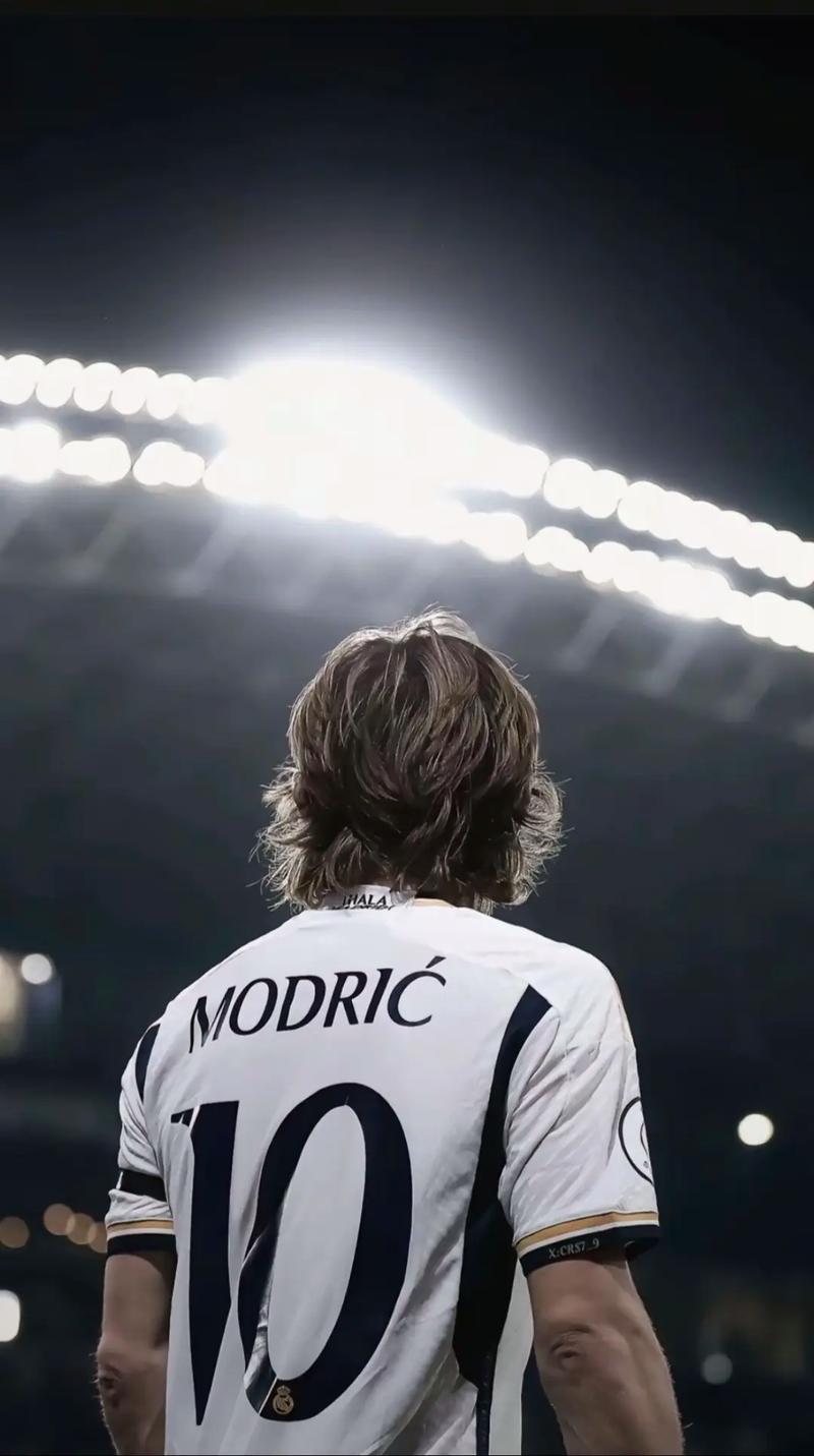 斯基拉：拜仁正与格纳布里商谈续约至2028年，含2029年选项（斯基拉：拜仁与格纳布里就续约进行谈判，合同至2028且含2029年选项）