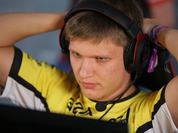 RNG官博祝中单选手xiaohuLPL出道七周年快乐！