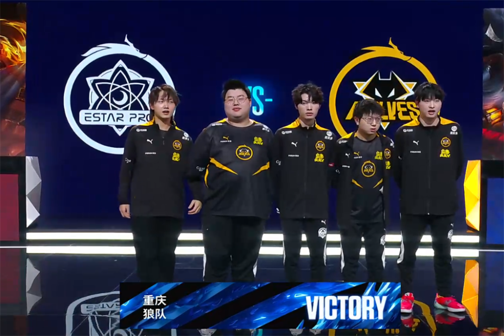 资讯队友全部牺牲 主播被迫与敌人组队，结果反水？