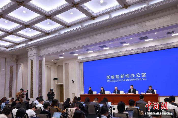 10月16日,中国国务院新闻办公室在北京举行新闻发布会,商务部副部长鄢东、上海市副市长卢山、中国国际进口博览局党委副书记肖露、上海市商务委员会主任申卫华介绍第九届中国国际进口博览会筹备情况,并答记者问。<a target='_blank' href='/'>中新社</a>记者 杨可佳 摄